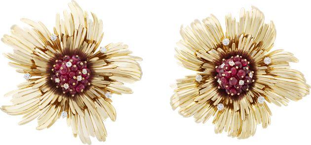 花朵胸针,黄K金、红宝石及钻石,1941-1942年,Van Cleef & Arpels梵克雅宝典藏系列。
