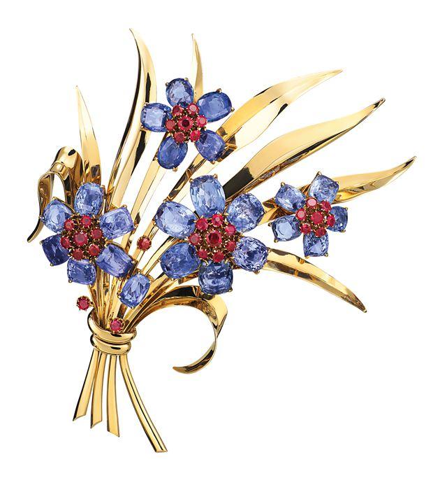 花束胸针,黄K金、蓝宝石及红宝石,1940年,Van Cleef & Arpels梵克雅宝典藏系列,Patrick Gries © Van Cleef & Arpels。