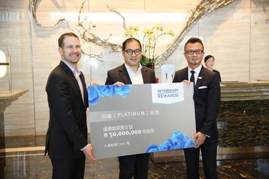 Leo与Noah为全球第5,000万名会员颁发会员卡