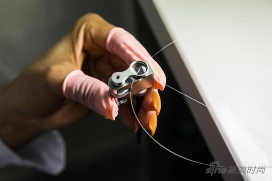 亨利慕时所生产的斯特拉曼游丝( Straumann Hairsprings) 采用特殊合金材料制成,以确保最高的精度和准确性。全世界目前有能力自行生产游丝的制表厂为数不多,而亨利慕时就为其中一间。