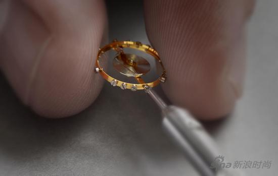 制表师组装游丝