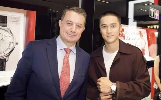 作为资深篮球控、刚登陆 NBA 周末全明星赛的他,一眼就相中一款天梭新表,就是它,天梭骏驰 PRC200 系列 CBA 特别款腕表:
