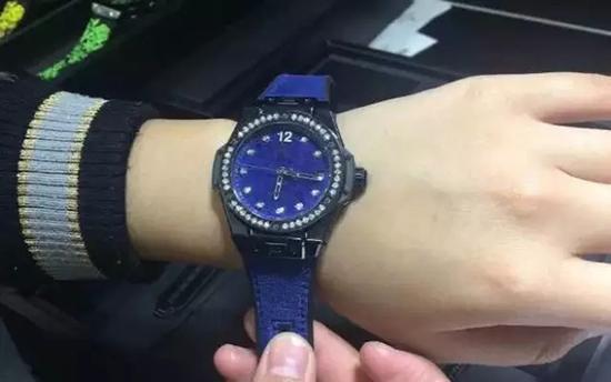 这款表的天鹅绒材质非常特别,还能搭配同款边框的墨镜。这款墨镜适合所有脸型,特派员亲测有效。