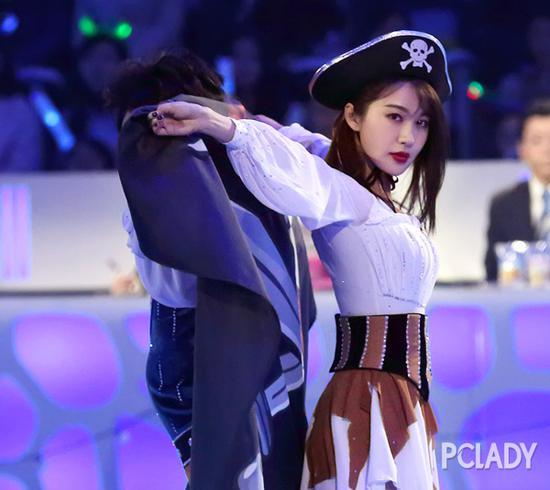 李菲儿cos了电影里海盗的装扮