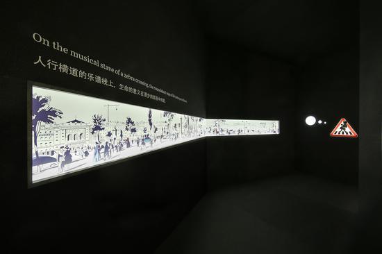 漫步经过与众不同的十字路口,墙上的长幅图画出自爱马仕2015春夏系列丝巾