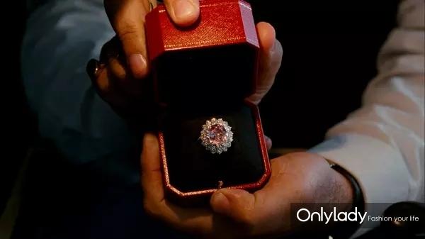 打开红色Cartier盒子的一瞬间