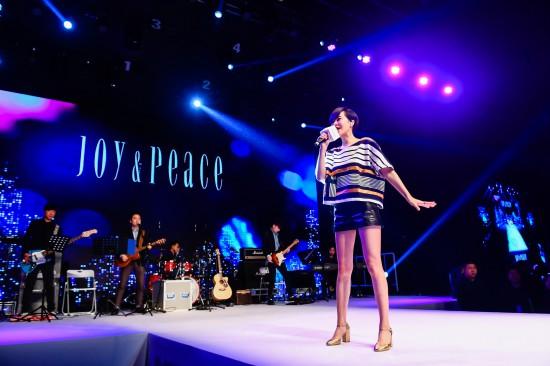 (郁可唯穿着JOY & PEACE 2017春夏新品演绎《个人品味》)