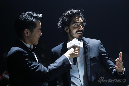 IWC万国表品牌大使戴夫·帕特尔(Dev Patel)在晚宴与主持人互动