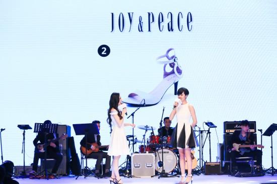 郁可唯穿着JOY & PEACE白色金属皮质拼接牛皮高跟鞋即兴清唱歌曲