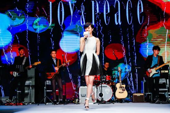 (郁可唯穿着JOY & PEACE 2017春夏新品演绎《时间煮雨》)