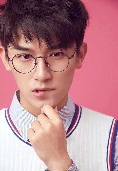 杨旭文登上SIZE杂志封面大片