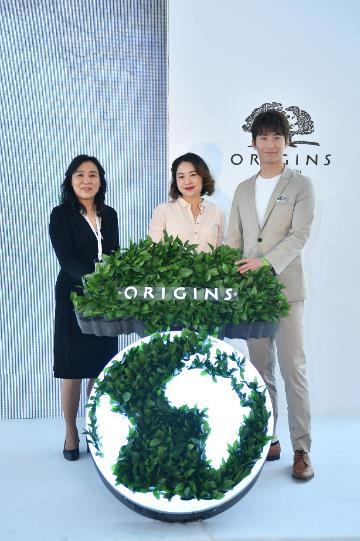 中国绿化基金会副秘书陈英歌、悦木之源品牌总经理蒋思捷、悦木之源品牌代言人窦骁共同点亮“绿色地球”装置
