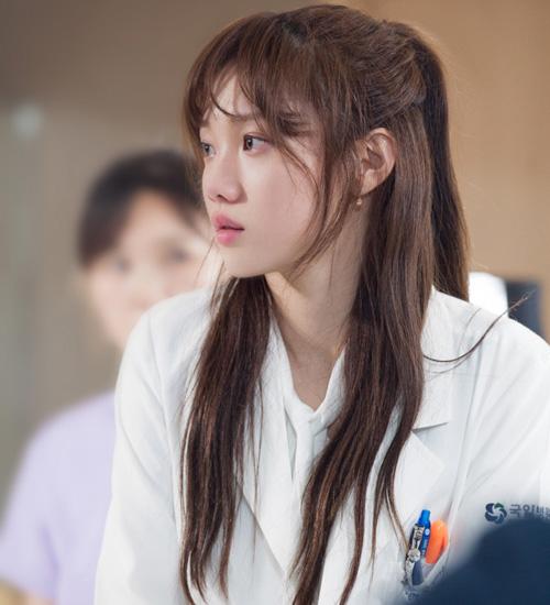 侧颜杀也太美了吧(图片来源:电视剧《Dortors》)