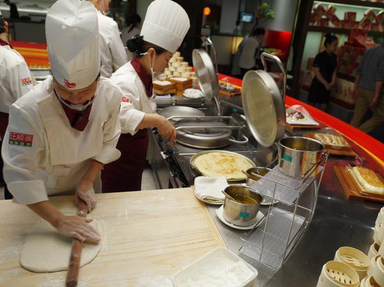 旺顺阁鱼头泡饼圣熙八号店,可见现场和面烙饼