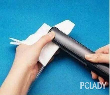将吸管的一头用纸张包住,用预热好的电夹板夹住吸管头5—7秒