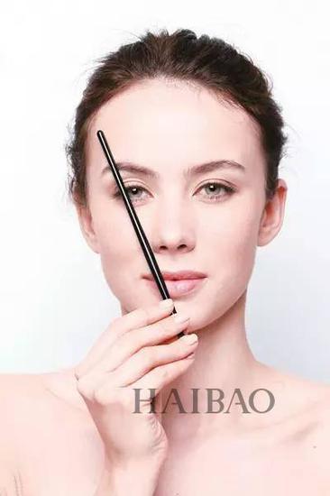 眉峰在鼻翼与瞳孔边缘的延长线上。