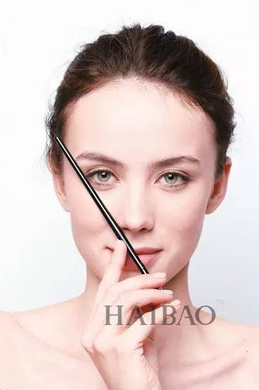 眉尾在鼻翼与眼尾对齐的延长线上