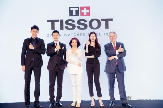 天梭表全球总裁弗朗索瓦•添宝先生(François Thiébaud)、斯沃琪集团中国区总裁陈素贞女士、天梭表全球形象大使刘亦菲、黄晓明以及CBA明星篮球先锋刘晓宇合影