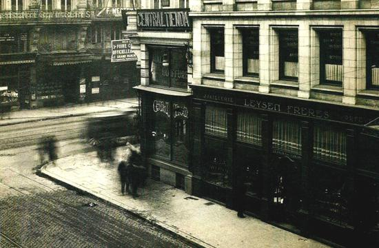 Leysen1855品牌位于布鲁塞尔Marche aux Poulets街店面(摄于1920年)