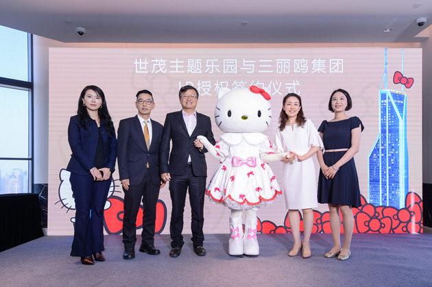 从左至右:世茂主题乐园总经理彭钺淇女士、世茂集团副总裁、主题乐园公司管理顾问杨济华先生、世茂集团董事局副主席许世坛先生、Hello Kitty、三丽鸥亚洲区CEO辻友子女士、三丽鸥中国区COO李明勋女士