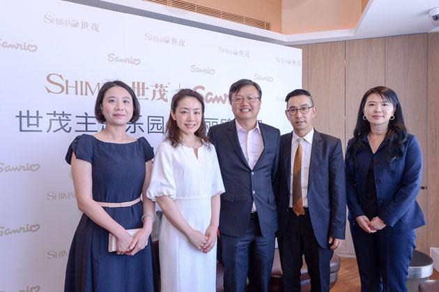 从左至右:三丽鸥中国区COO李明勋女士、三丽鸥亚洲区CEO辻友子女士、世茂集团董事局副主席许世坛先生、世茂集团副总裁、主题乐园公司管理顾问杨济华先生、世茂主题乐园总经理彭钺淇女士