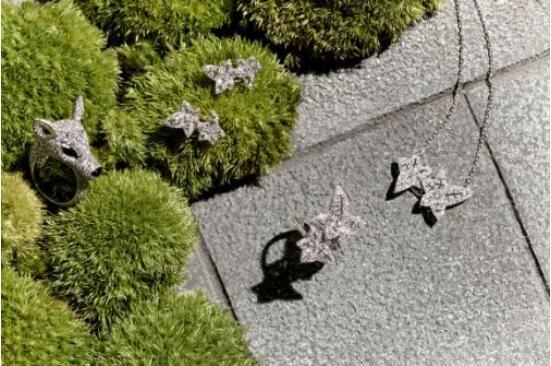(左→右)Boucheron宝诗龙动物系列Nara the Doe奈良鹿白金戒指;Boucheron宝诗龙Lierre de Paris系列耳环;Boucheron宝诗龙Lierre de Paris系列戒指;Boucheron宝诗龙Lierre de Paris系列吊坠项链。