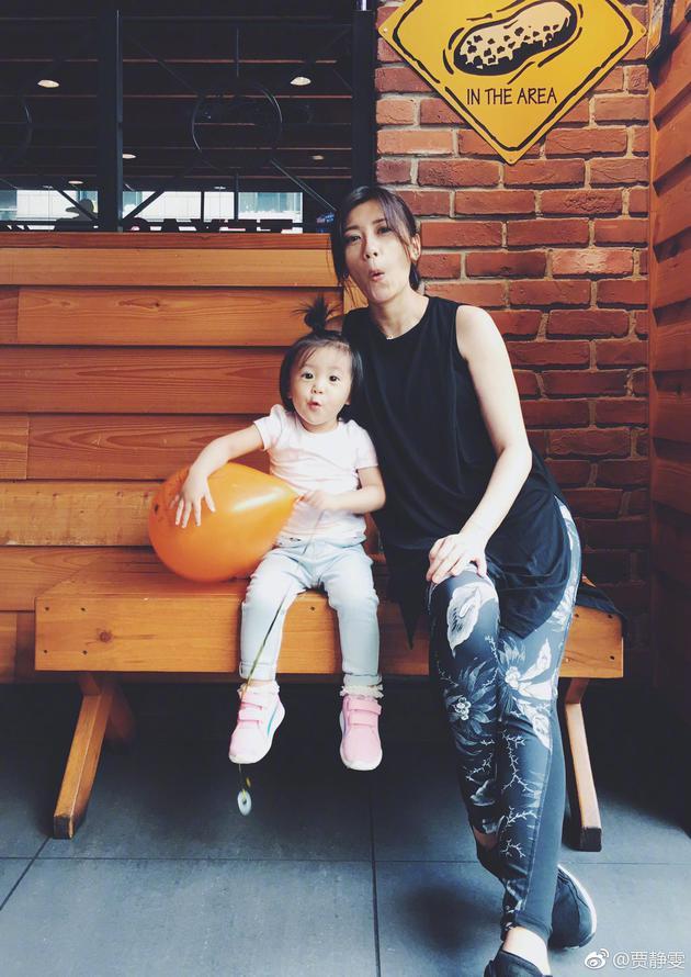 贾静雯晒合影感恩家人 咘咘搞怪表情可爱抢镜