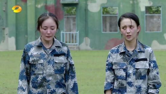 《真正男子汉》中杨幂和佟丽娅素颜在户外暴晒,立马引发发红和过敏