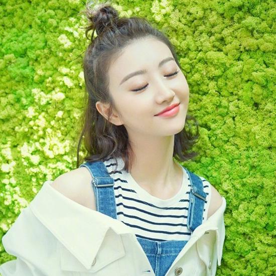 景甜半丸子头(图片来源:@景甜)
