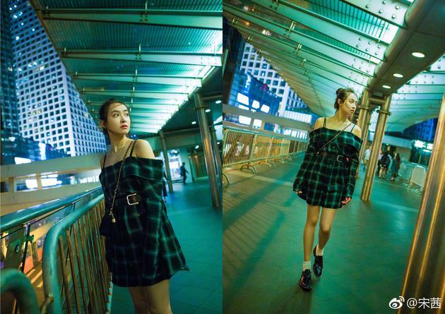 宋茜情迷香港 深夜街拍大秀香肩美腿