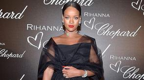 蕾哈娜黑色纱裙配红唇