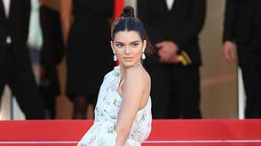 肯豆红毯小露香肩