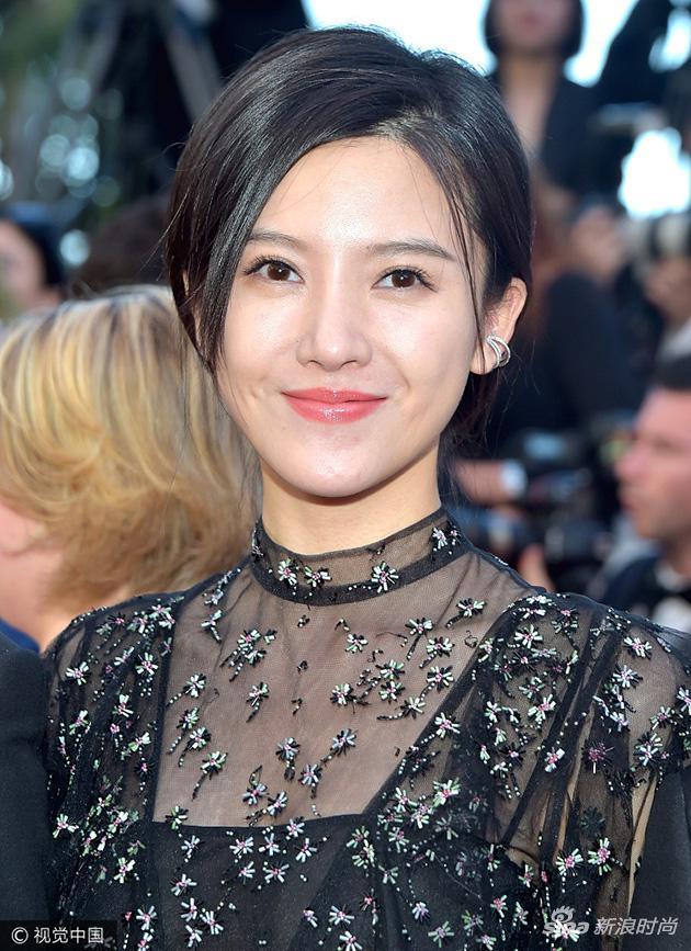 杨子姗亮相戛纳红毯