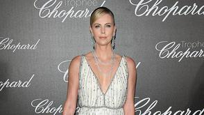 影后塞隆深V性感霸气