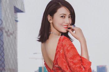 高圆圆红裙秀性感美背
