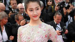 关晓彤透视拖地裙