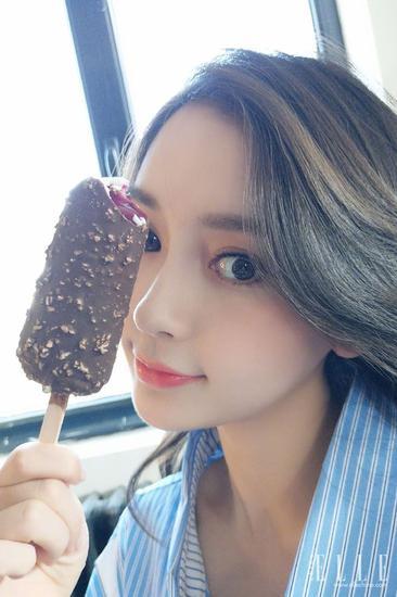 甜美的baby与冰激凌的自拍