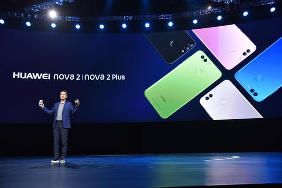 HUAWEI nova 2系列共推出曜石黑、流光金、玫瑰金、极光蓝、草木绿五种颜色