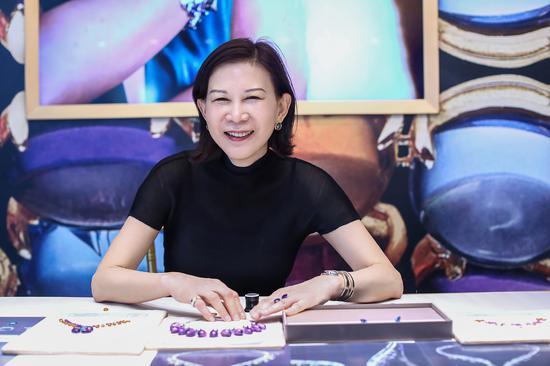 宝格丽大中华区高级珠宝总监Bobbie女士展示Gem Table