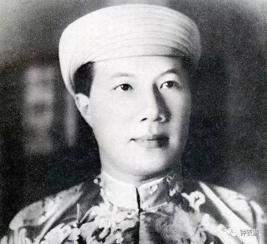 年轻时的保大帝挺帅挺有风度的。他有很高的品味,也有很多高级用品的收藏,比如游艇、豪车等等。买这枚腕表时,他已经40多岁了,而且已不再是越南的末代皇帝。因为他在1945年就退位了。这枚表,是他1954年去日内瓦时买的。他当时是南越总督一类的身份