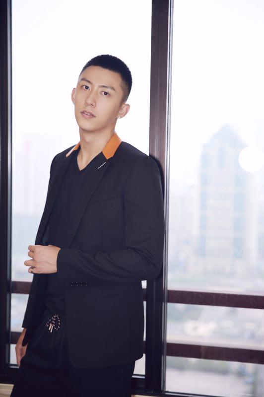 寸头的小哥哥黄景瑜演绎别样绅士之风