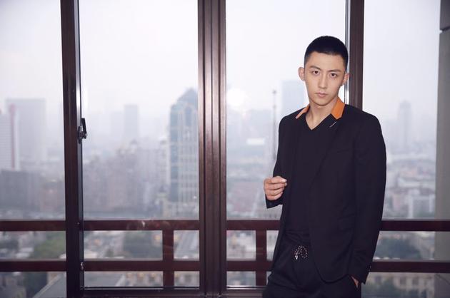 寸头的小哥哥黄景瑜演绎别样绅士之风