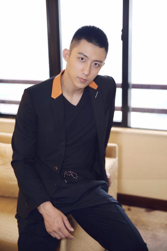 寸头的小哥哥黄景瑜演绎别样绅士之风