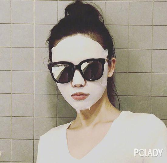 杨子姗敷面膜的照片