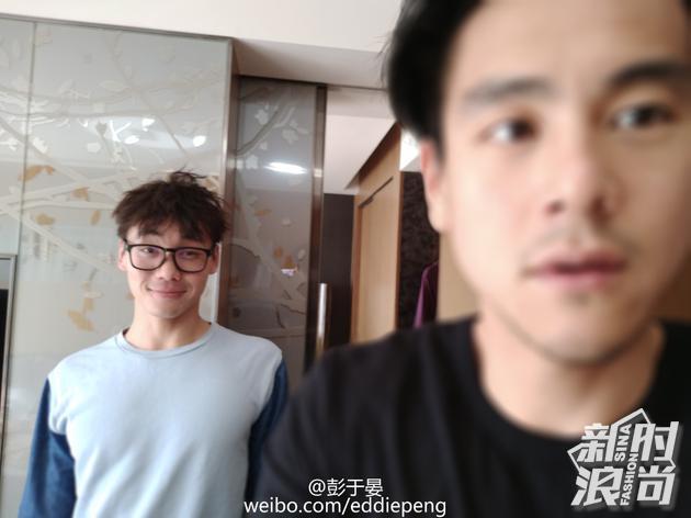 彭于晏与友人合影