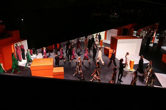 10 艺术家Jean-Paul Goude,以爱马仕女装艺术总监Nadège Vanhée-Cybulski所设计的2017年秋冬系列为灵感,为本场活动特别设计的舞步,大胆张扬的廓形,点缀以低调的设计细节、缰辔和绑带造型装饰。