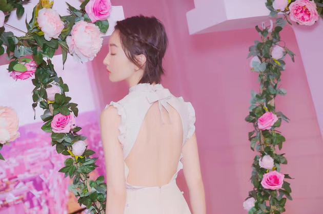 周冬雨身着Miu Miu 2017秋冬系列珍珠装饰白色连身短裙和高跟鞋,佩戴Didier Dubot高级珠宝亮相时尚活动。