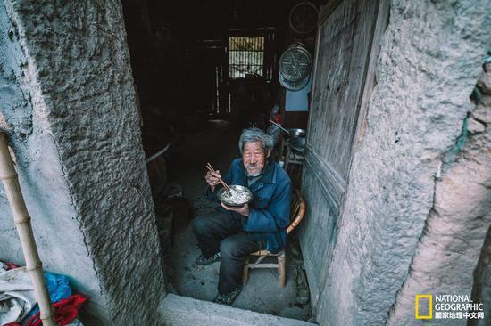 养牛的老汉见我站在门口,端起手中的碗示意我要不要一起吃。