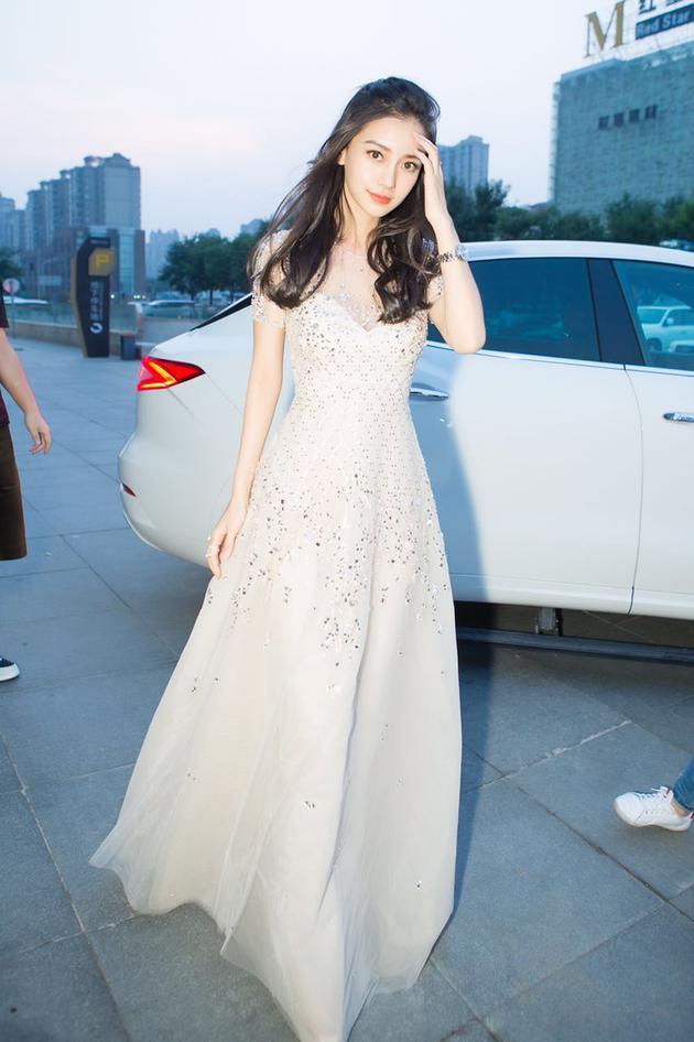Angelababy一袭仙裙现身北京