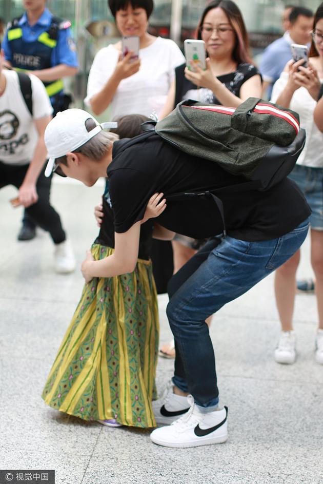 李宇春休闲装亮相机场 暖心牵手小粉丝